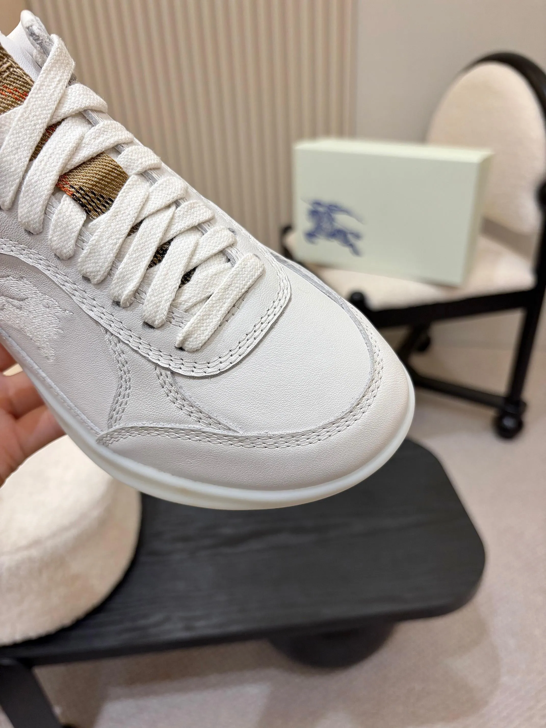 Men's shoes 💰640 Burberry's popular casual sneakers, debuted at the brand's 2025 summer fashion show. Made of refined Italian leather with tonal topstitching details, it's inspired by sporty design. Paired with lightweight soles and Burberry checkered shoe tabs, embellished with embroidery of the brand's Equestrian Knight logo (EKD) ✅Fabric: frosted/grained cowhide ✅Lining: sheepskin ✅Outsole: ultra-light rubber sole ✅Color: black/white/apricot available ✅Size: Men's 39-46 (45, 46 customized)